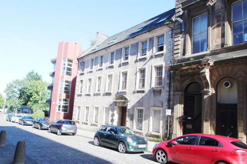 William Street, Greenock Fantastic TOP FLOOR modernised studio flat