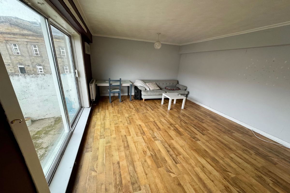 Auction Details 1B Wardrop Street, Paisley GUIDE PRICE £70,000