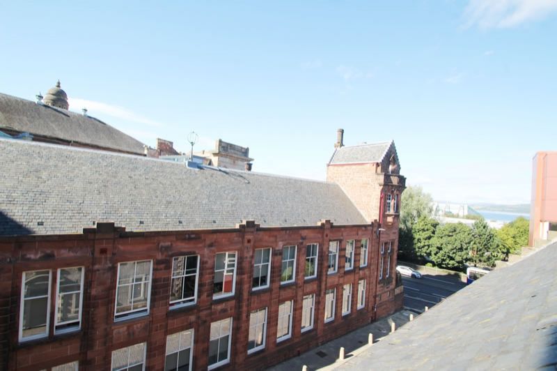 William Street, Greenock Fantastic TOP FLOOR modernised studio flat